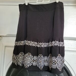 White House Black Market black embroidered skirt, Size 6.